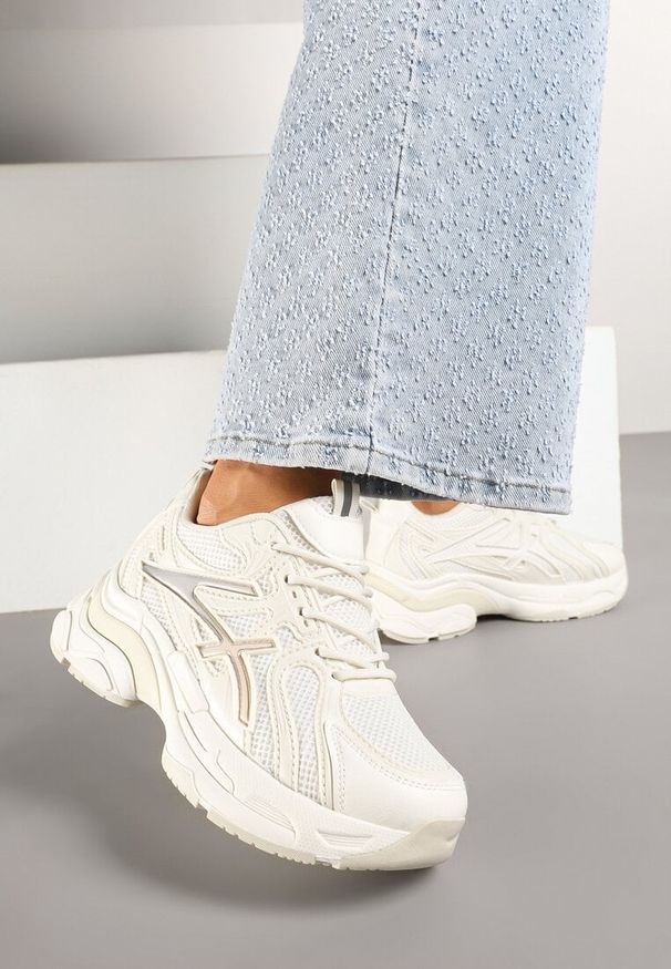 Renee - Beżowe Sneakersy na Platformie z Geometrycznym Wzorem Farissa. Okazja: na co dzień. Kolor: beżowy. Materiał: jeans. Wzór: geometria. Obcas: na platformie