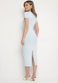 Born2be - Jasnoniebieska Sukienka Dopasowana Bodycon z Dekoltem w Serek Efricene. Okazja: na co dzień. Typ kołnierza: dekolt w serek. Kolor: niebieski. Materiał: jeans. Długość rękawa: krótki rękaw. Typ sukienki: bodycon. Styl: klasyczny, casual