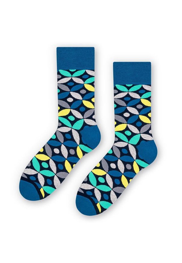 More - Granatowe skarpety męskie w kolorowy geometryczny wzór SK256. Kolor: niebieski. Materiał: poliamid, bawełna, elastan. Wzór: kolorowy, geometria