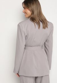 Born2be - Szara Jednorzędowa Marynarka z Paskiem i Usztywnionymi Ramionami Diomella. Okazja: na co dzień. Kolor: szary. Materiał: jeans. Styl: elegancki, casual #4