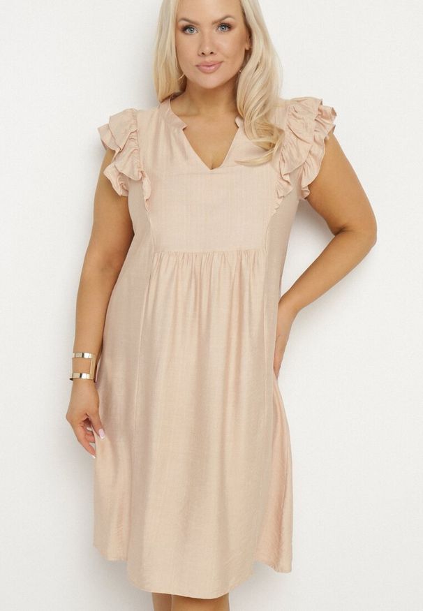 Born2be - Beżowa Sukienka Pudełkowa z Bawełną i Trójkątnym Dekoltem Ozdobiona Falbankami Vikirva. Okazja: na co dzień, na randkę. Typ kołnierza: kołnierz z falbankami. Kolekcja: plus size. Kolor: beżowy. Wzór: aplikacja. Typ sukienki: proste, dla puszystych. Materiał: bawełna. Długość rękawa: długi rękaw. Styl: casual, elegancki, klasyczny