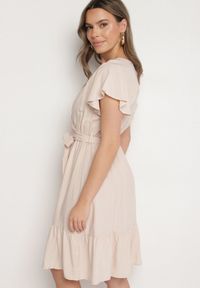Born2be - Beżowa Wiskozowa Sukienka z Kopertowym Dekoltem i Paskiem Aurenelle. Okazja: na co dzień. Typ kołnierza: dekolt kopertowy. Kolor: beżowy. Materiał: wiskoza. Długość rękawa: krótki rękaw. Sezon: wiosna, lato. Typ sukienki: kopertowe. Styl: casual #2