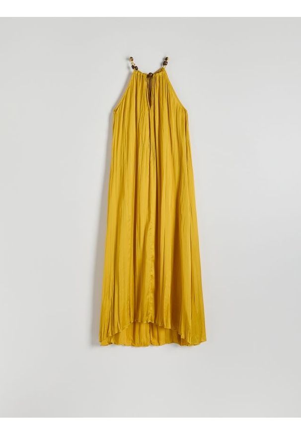 Reserved - Sukienka maxi z dekoltem halter - musztardowy. Typ kołnierza: dekolt halter. Kolor: żółty. Materiał: tkanina. Długość: maxi