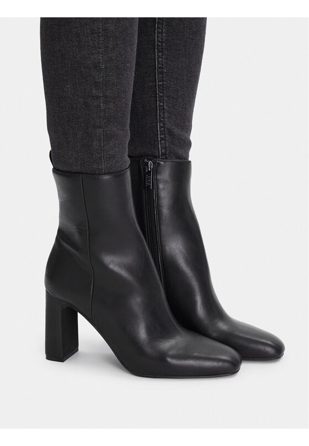 Steve Madden Botki Adelisa SM11002626 Czarny. Kolor: czarny. Materiał: skóra