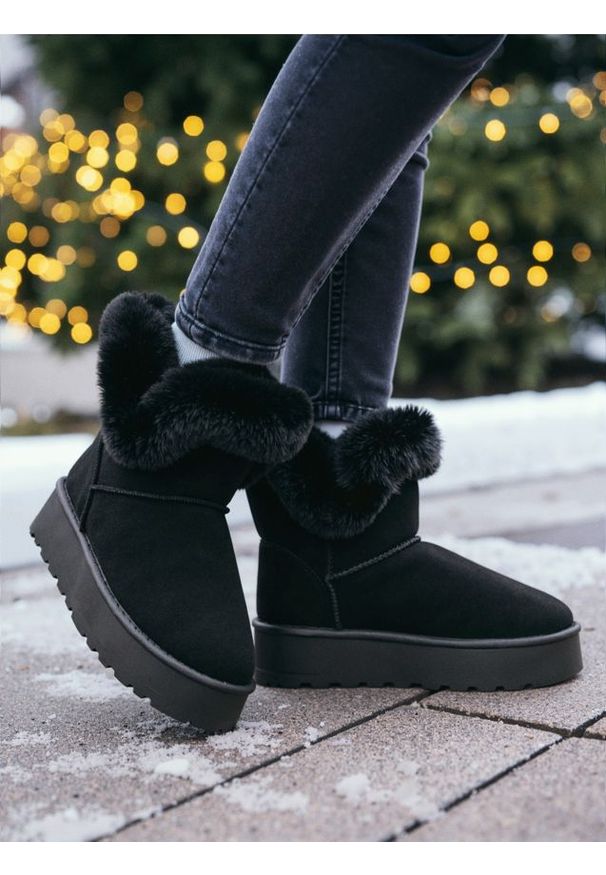 Sinsay - Ocieplane botki z imitacji zamszu - czarny. Kolor: czarny. Materiał: zamsz