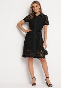 Born2be - Czarna Ażurowa Sukienka Koszulowa Midi z Wiązanym Paskiem Pamy. Kolor: czarny. Materiał: materiał, koronka. Długość rękawa: krótki rękaw. Wzór: ażurowy. Typ sukienki: koszulowe. Styl: klasyczny. Długość: midi #2
