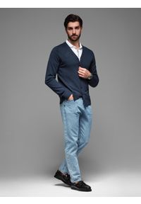 Ombre Clothing - Dzianinowy monochromatyczny męski kardigan z wiskozą – granatowy V1. Kolor: niebieski. Materiał: wiskoza, dzianina. Wzór: gładki, aplikacja. Styl: elegancki #4