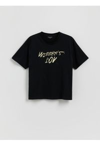 Reserved - Bawełniany t-shirt z napisem - czarny. Kolor: czarny. Materiał: bawełna. Wzór: napisy