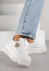 Born2be - Białe Sneakersy Vices na Platformie Zdobione Okrągłą Aplikacją Wodvire. Okazja: na co dzień, na spacer. Nosek buta: okrągły. Kolor: biały. Materiał: jeans. Szerokość cholewki: normalna. Wzór: aplikacja. Obcas: na platformie. Sport: turystyka piesza