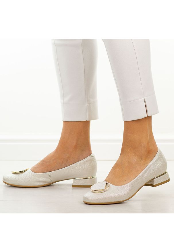 Złote mar Polskie czółenka damskie Suzana 2520. Okazja: na co dzień. Kolor: złoty. Materiał: skóra. Szerokość cholewki: normalna. Sezon: wiosna, lato, jesień. Obcas: na obcasie. Styl: wizytowy, casual, klasyczny, elegancki