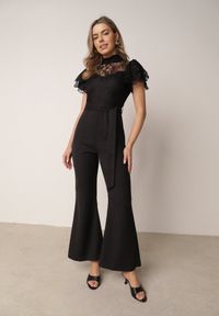 Born2be - Czarny Elegancki Kombinezon VICES z Koronkową Górą i Rozszerzanymi Nogawkami Talinoe. Okazja: na randkę, do pracy, na wesele, na spotkanie biznesowe, na ślub cywilny. Kolor: czarny. Materiał: koronka. Wzór: koronka. Sezon: lato. Styl: elegancki #1