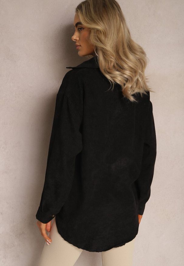 Renee - Czarna Koszula ze Sztruksowego Materiału na Guziczki Rhiawen. Okazja: na co dzień. Kolor: czarny. Materiał: sztruks, materiał. Styl: casual