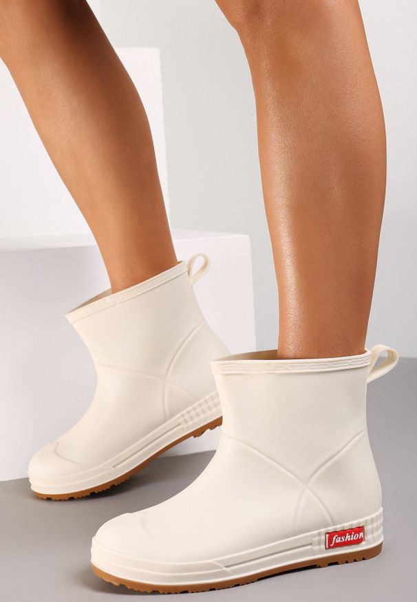 Born2be - Białe Kalosze Melenope. Okazja: na co dzień. Wysokość cholewki: za kostkę. Nosek buta: okrągły. Kolor: biały. Materiał: guma. Szerokość cholewki: szeroka. Wzór: gładki, jednolity, napisy, kolorowy. Styl: casual