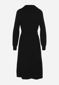 Born2be - Czarna Sukienka z Wiskozą Ozdobiona Plisowanymi Rękawami i Paskiem Daikari. Okazja: na co dzień. Kolor: czarny. Materiał: wiskoza. Wzór: aplikacja. Styl: casual #4