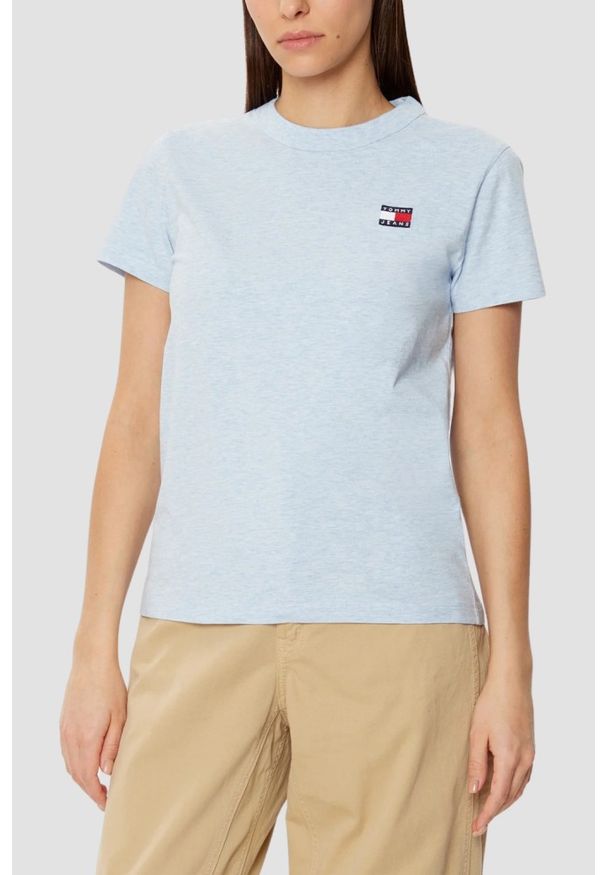 Tommy Jeans - TOMMY JEANS Błękitny damski t-shirt z małym logo, Rozmiar S. Kolor: niebieski