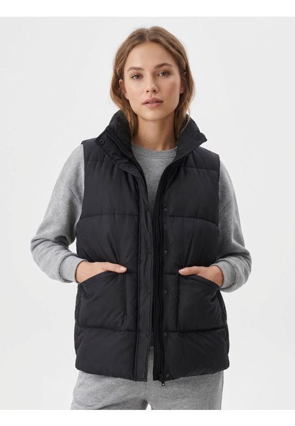 Sinsay - Pikowana kamizelka ze stójką - czarny. Typ kołnierza: kołnierzyk stójkowy. Kolor: czarny