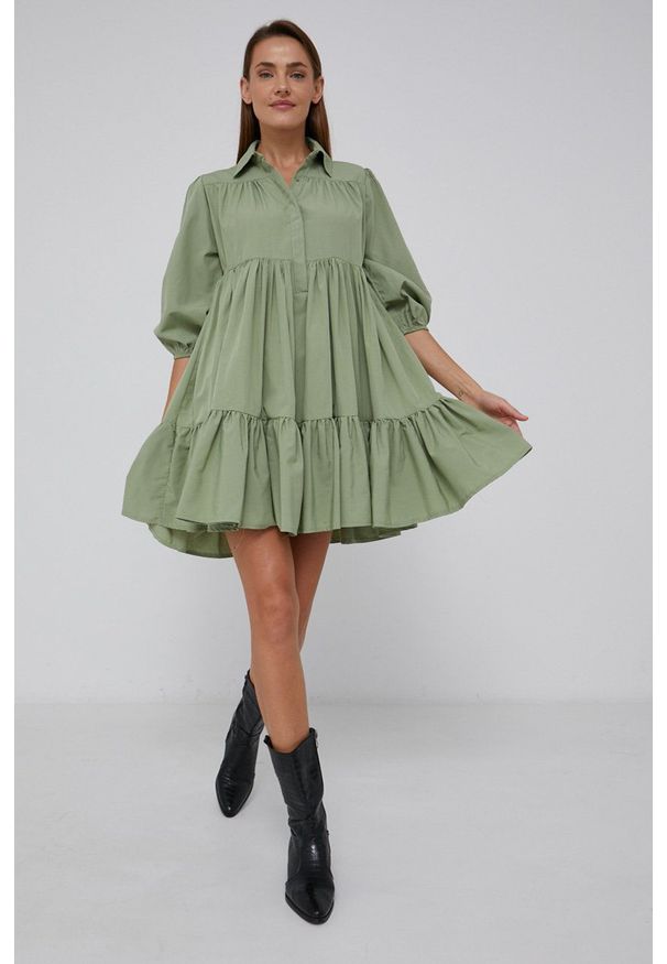 Answear Lab Sukienka kolor zielony mini oversize. Kolor: turkusowy. Materiał: tkanina. Typ sukienki: oversize. Styl: wakacyjny. Długość: mini
