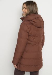 Born2be - Brązowa Długa Pikowana Kurtka z Kapturem i Dwustronnym Suwakiem Naorinae. Okazja: na co dzień, do pracy. Typ kołnierza: kaptur. Kolor: brązowy. Materiał: jeans. Długość rękawa: długi rękaw. Długość: długie. Sezon: zima. Styl: casual, elegancki #2