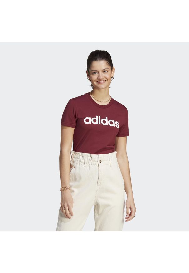 Adidas - T-shirt damski z logo adidas Essentials. Kolor: czerwony, biały, wielokolorowy. Sport: taniec, joga i pilates