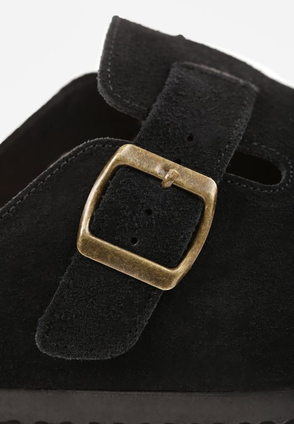 Born2be - Czarne Zamszowe Klapki w Stylu Chodaków Ozdobione Klamrą Irinania. Okazja: na co dzień. Kolor: czarny. Materiał: zamsz. Wzór: aplikacja. Styl: casual