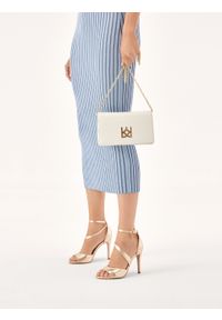 Kazar - Mała skórzana torebka na łańcuchu. Kolor: biały. Wzór: aplikacja. Materiał: skórzane. Rozmiar: małe #6