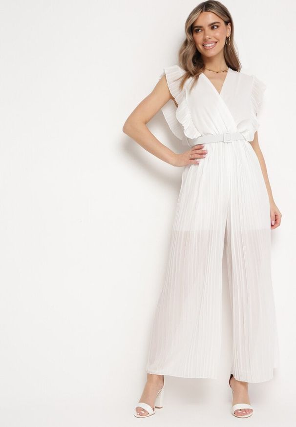 Born2be - Biały Plisowany Kombinezon z Szerokimi Nogawkami i Wiązanym Paskiem Audra. Okazja: na co dzień. Typ kołnierza: dekolt kopertowy, kołnierz z falbankami. Kolor: biały. Sezon: wiosna, lato. Typ sukienki: plisowane. Styl: casual, elegancki