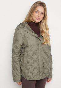 Born2be - Jasnozielona Pikowana Kurtka Przejściowa z Kapturem Arivitte. Okazja: na co dzień. Typ kołnierza: kaptur. Kolekcja: plus size. Kolor: zielony. Materiał: jeans. Styl: casual, elegancki #1
