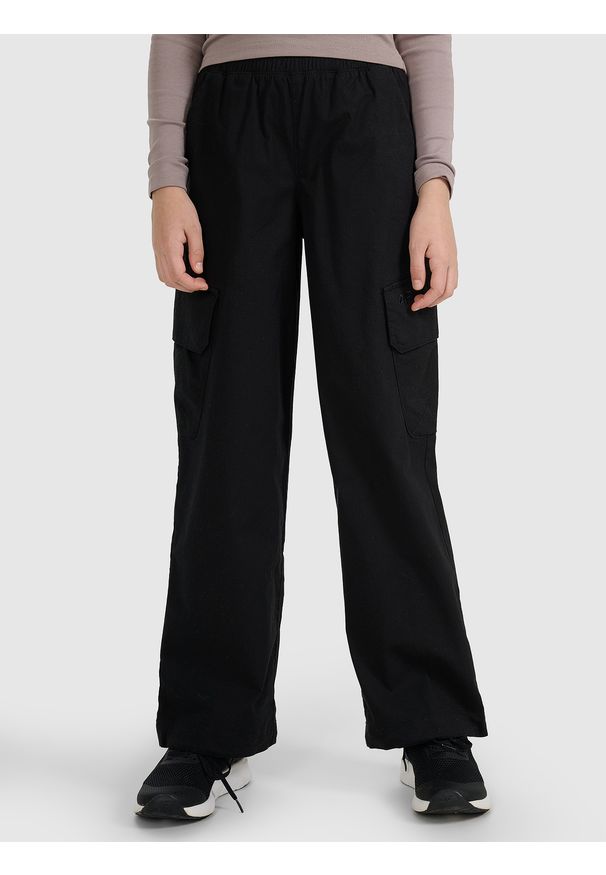 4f - 4F Spodnie casual cargo dziewczęce - czarne 146 (10-11 lat). Okazja: na co dzień. Kolor: czarny. Materiał: bawełna, tkanina. Sezon: lato. Styl: casual