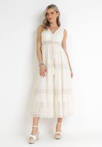 Born2be - Beżowa Koronkowa Sukienka Maxi z Głębokim Dekoltem i Ozdobnym Wiązaniem Nohia. Kolor: beżowy. Materiał: koronka. Długość rękawa: bez rękawów. Wzór: ażurowy. Sezon: wiosna, lato. Długość: maxi #1