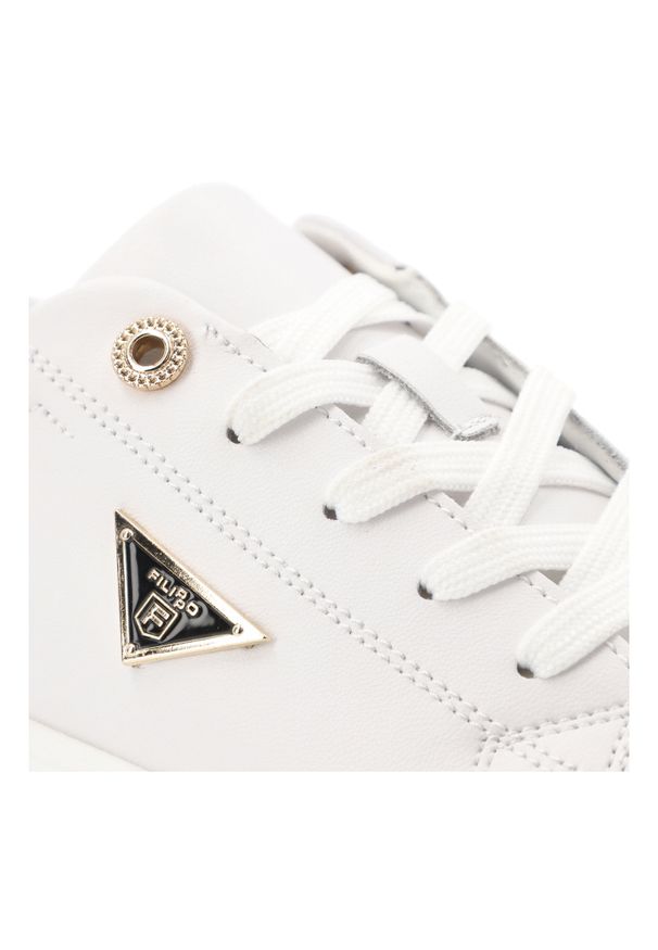 Białe Sneakersy Filippo Wygodne Obuwie Damskie. Okazja: na co dzień. Kolor: biały. Materiał: jeans, materiał. Szerokość cholewki: normalna. Wzór: aplikacja