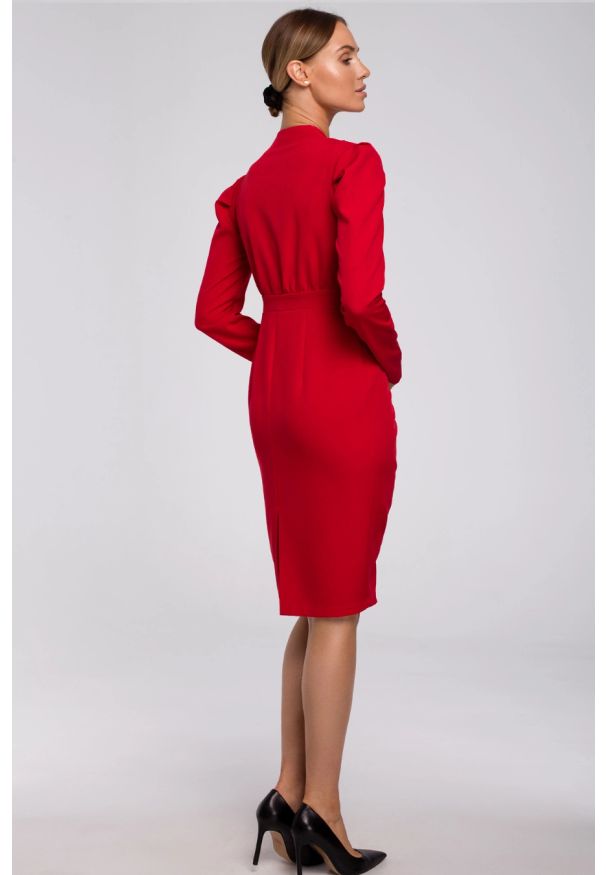 Sukienki.shop - Elegancka mocno marszczona sukienka z dekoltem V czerwona. Okazja: do pracy. Kolor: różowy, czerwony. Typ sukienki: kopertowe. Styl: elegancki. Długość: midi