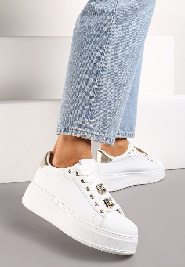 Renee - Biało-Złote Sneakersy z Platformą i Odpinanymi Biżuteryjnymi Aplikacjami na Sznurówkach Tamaki. Okazja: na co dzień. Kolor: biały. Materiał: jeans. Wzór: aplikacja. Obcas: na platformie