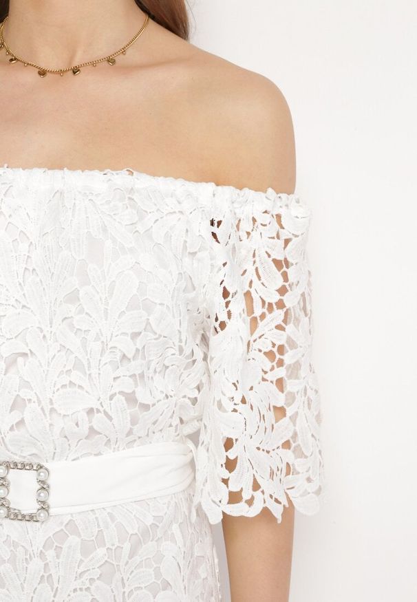 Born2be - Biała Sukienka Koronkowa z Gumką przy Dekolcie z Paskiem Inessias. Kolor: biały. Materiał: koronka. Długość rękawa: krótki rękaw