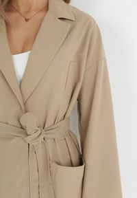 Born2be - Beżowy Płaszcz Oversize z Wiązanym Paskiem Ziyanna. Kolor: beżowy. Materiał: materiał. Długość: długie. Wzór: aplikacja #2