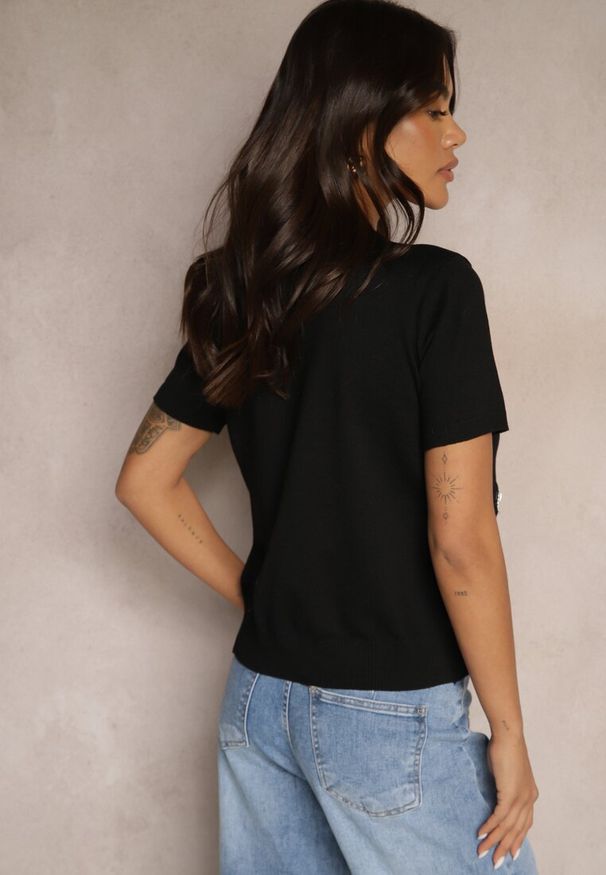 Renee - Czarny T-shirt z Cyrkoniami Perełkami i Naszywkami Silvivia. Okazja: na co dzień. Kolor: czarny. Materiał: jeans. Wzór: aplikacja. Styl: sportowy, casual