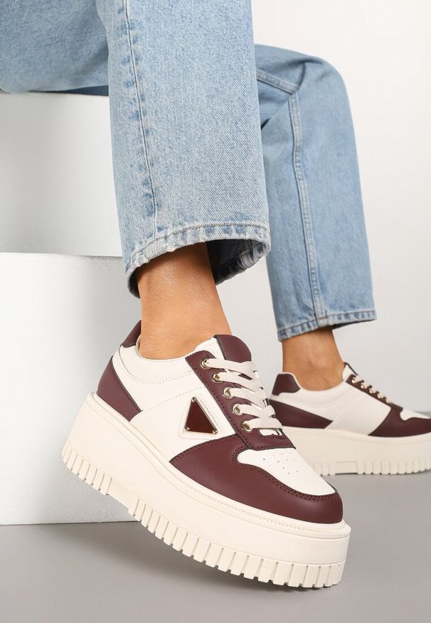 Born2be - Beżowo-Bordowe Sneakersy na Karbowanej Platformie Feniora. Okazja: na co dzień. Kolor: beżowy. Sezon: lato, wiosna. Obcas: na platformie