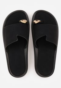 Born2be - Czarne Klapki Typu Japonki z Metaliczną Ozdobą Samrina. Okazja: na co dzień. Kolor: czarny. Materiał: jeans, koronka. Wzór: aplikacja. Sezon: lato. Styl: casual #6