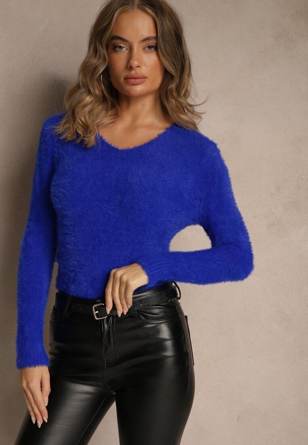 Renee - Granatowy Sweter Wełniany Aegiopis. Okazja: na co dzień. Typ kołnierza: dekolt w kształcie V. Kolekcja: plus size. Kolor: niebieski. Materiał: wełna. Styl: elegancki, wizytowy, klasyczny, casual