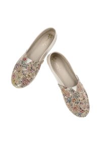 Beżowe Baleriny W Kwiaty Maciejka Wygodne Obuwie Damskie. Kolor: beżowy. Materiał: tkanina, skóra. Wzór: kwiaty. Styl: elegancki, klasyczny #5