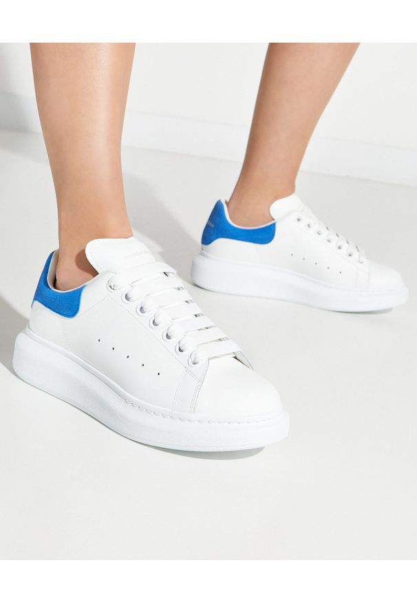 Alexander McQueen - ALEXANDER MCQUEEN - Sneakery z podeszwą 4 cm. Nosek buta: okrągły. Kolor: biały. Wzór: nadruk