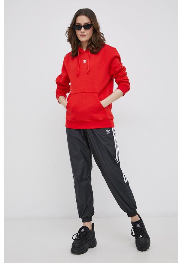 adidas Originals Bluza Adicolor damska kolor czerwony z kapturem gładka. Typ kołnierza: kaptur. Kolor: czerwony. Materiał: poliester, bawełna. Długość rękawa: długi rękaw. Długość: długie. Wzór: gładki