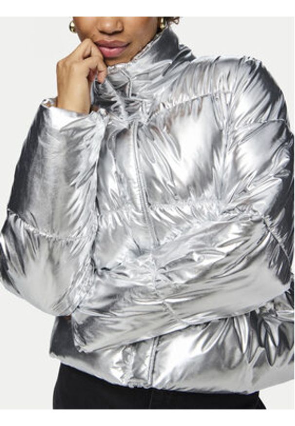 Pieces Kurtka zimowa Namie 17151539 Srebrny Regular Fit. Kolor: srebrny. Materiał: syntetyk. Sezon: zima