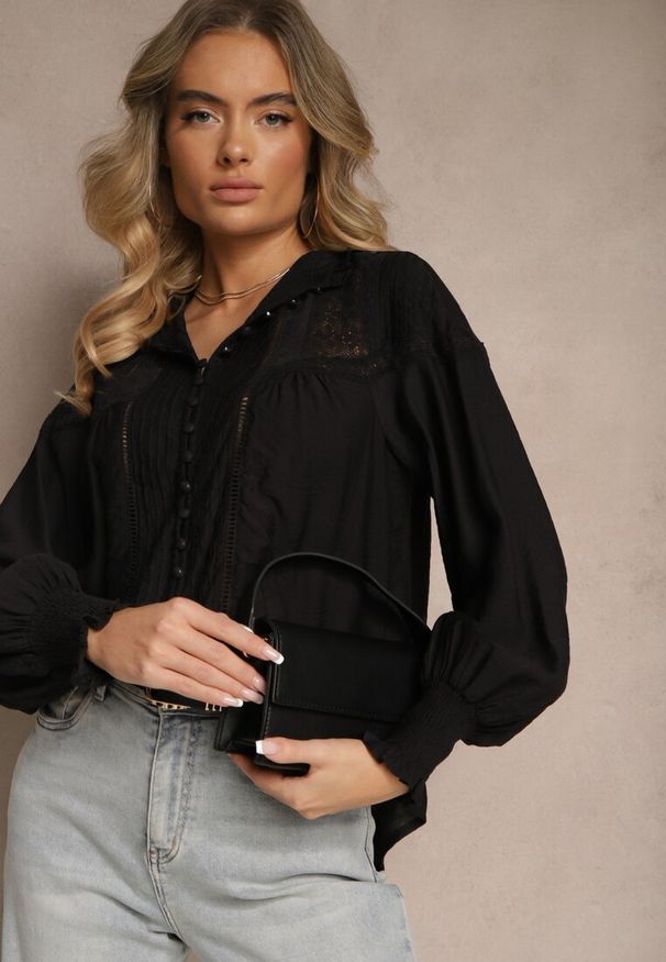 Renee - Czarna Koszula z Wiskozy Koronkowa ze Ściągaczami na Rękawach Walisna. Okazja: na co dzień, na spotkanie biznesowe. Typ kołnierza: kołnierzyk klasyczny. Kolor: czarny. Materiał: koronka, wiskoza. Wzór: aplikacja. Styl: biznesowy, klasyczny, casual, elegancki