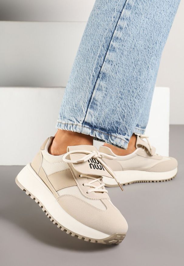 Renee - Beżowe Sneakersy na Platformie z Geometrycznym Wzorem Aluina. Okazja: na co dzień. Kolor: beżowy. Materiał: jeans. Wzór: geometria. Obcas: na platformie