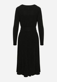 Born2be - Czarna Taliowana Sukienka z Wiskozą o Rozkloszowanym Kroju Zdobiona Metaliczną Nicią Mesinae. Okazja: do pracy, na spotkanie biznesowe. Typ kołnierza: dekolt w kształcie V. Kolor: czarny. Materiał: wiskoza. Długość rękawa: długi rękaw. Wzór: aplikacja. Typ sukienki: rozkloszowane. Styl: glamour, biznesowy, wizytowy, elegancki #4