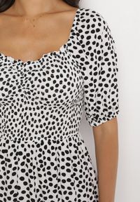 Born2be - Biała Wiskozowa Rozkloszowana Sukienka Mini w Kropki z Falbanką Phelione. Kolor: biały. Materiał: wiskoza. Wzór: kropki. Długość: mini #2