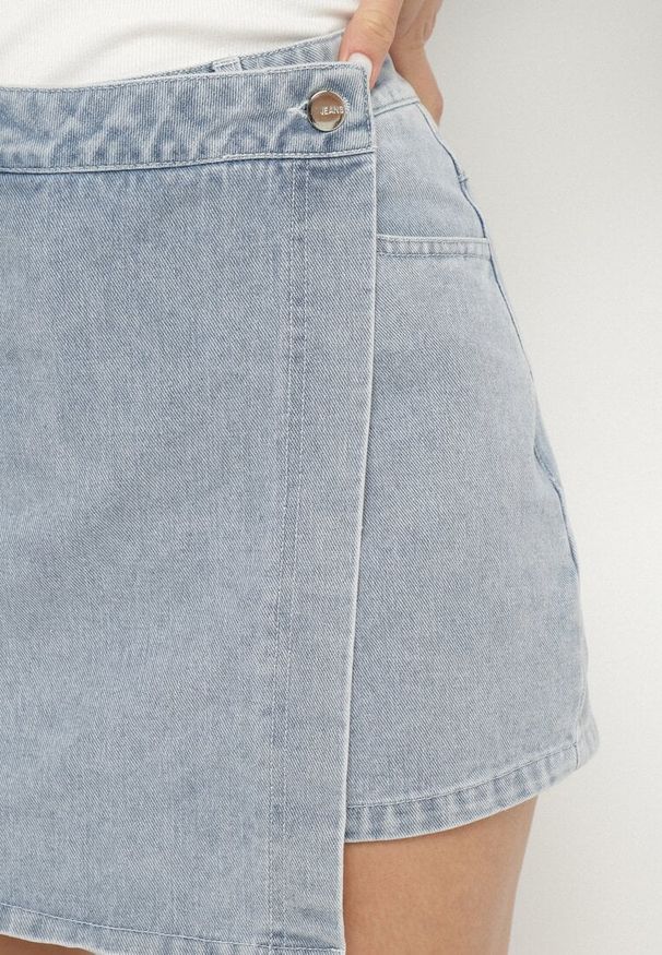 Born2be - Jasnoniebieskie Jeansowe Spódnico-Szorty o Asymetrycznym Kroju z Ozdobnymi Przeszyciami Lisarennea. Okazja: na co dzień. Kolor: niebieski. Materiał: jeans. Styl: sportowy, casual, elegancki