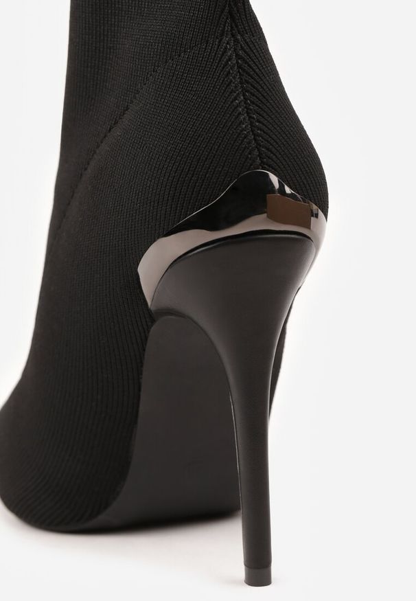 Renee - Czarne Botki Vices ze Skarpetkową Cholewką na Szpilce Brattalie. Okazja: na co dzień, na imprezę. Nosek buta: szpiczasty. Kolor: czarny. Materiał: jeans. Szerokość cholewki: normalna. Obcas: na szpilce. Styl: elegancki, klasyczny, casual. Wysokość obcasa: średni