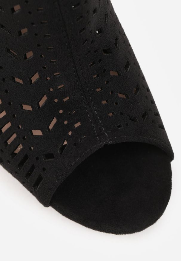 Born2be - Czarne Ażurowe Sandały Vices na Obcasie Ozdobione Wycięciem i Klamrą Felindrel. Okazja: na co dzień. Zapięcie: klamry. Kolor: czarny. Materiał: skóra. Wzór: ażurowy, aplikacja. Obcas: na obcasie. Styl: casual. Wysokość obcasa: średni