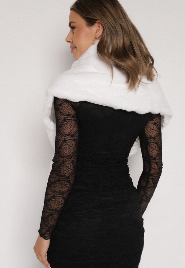 Born2be - Białe Futrzane Ponczo Narzutka Bralinne. Kolor: biały. Materiał: futro